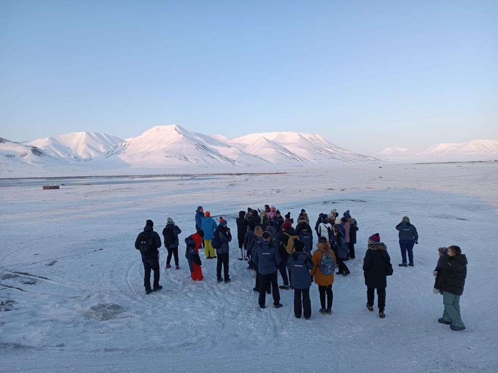 Passeio à beira-mar, Svalbard, Kokoro, 2023.